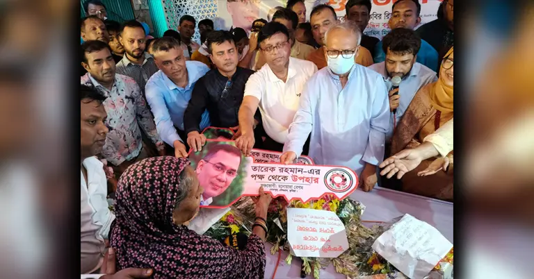 বাড়ির চাবি হস্তান্তর করেছেন অ্যাডভোকেট রুহুল কবির রিজভী